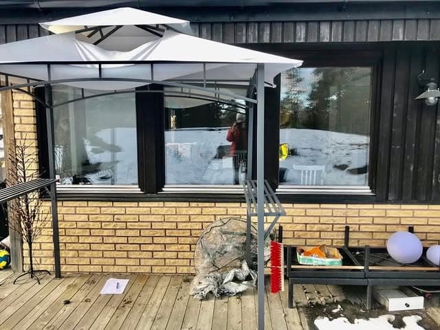 Altan och fasad i Tyresö före installationen av ny skjutdörr