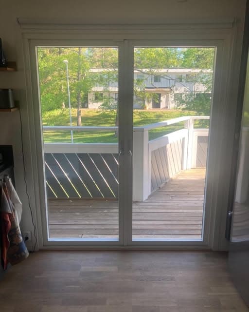 Fönsterdörr ut mot altanen i en villa i Tyresö
