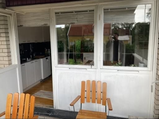 Nya fönster och dörr i ett Myresjöhus med bärande fönsterkarmar