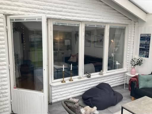 Nytt fönster- och dörrparti i ett Myresjöhus från 60-talet