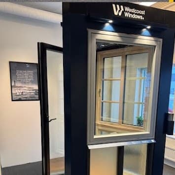 Fönster från Westcoast Windows i en svart monter