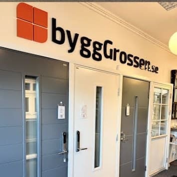 Ytterdörrar i grått och vitt vid ByggGrossens skylt
