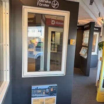 Fönster från Svenska Fönster med Diplomat i bakgrunden
