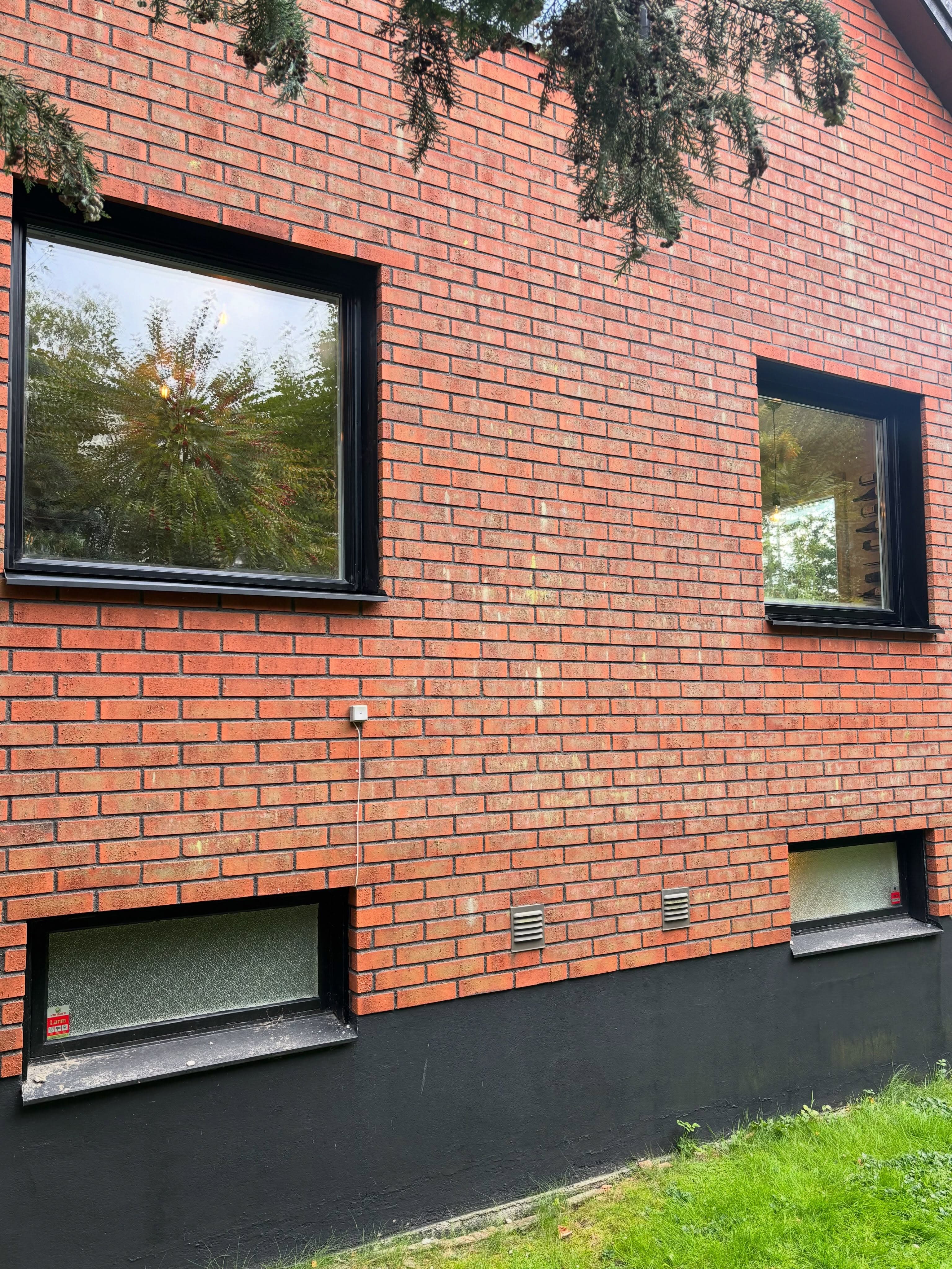 Svarta fönster med allmogesnickerier på insidan — bild 2 av 6 från jobbet